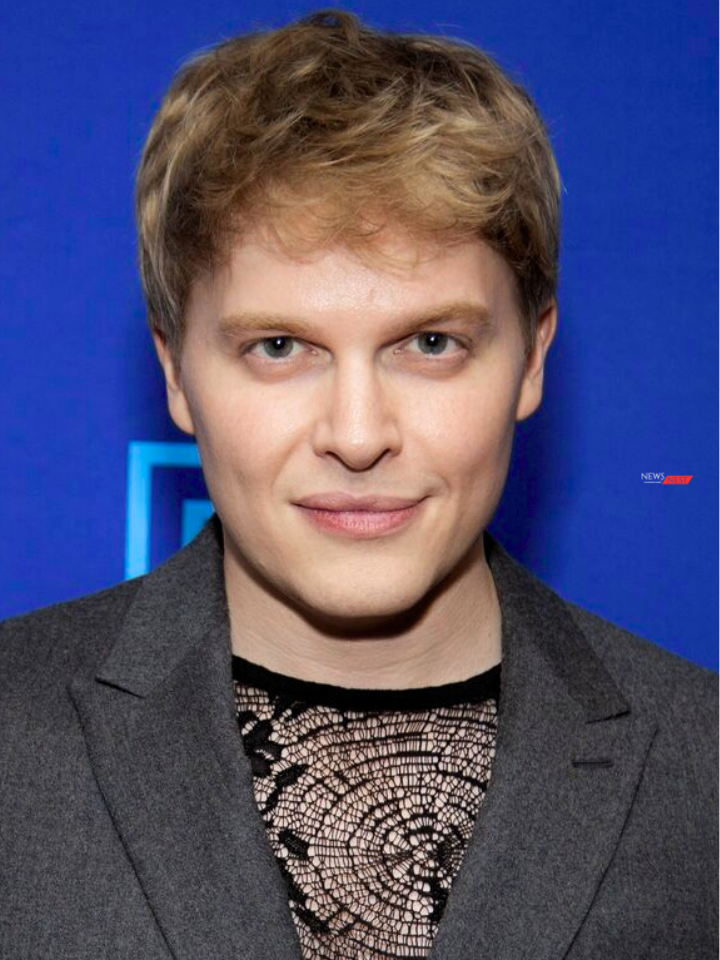 Taylor Swift and Ronan Farrow – New Friends in Tinseltown?